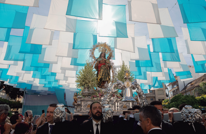 After the Misa Flamenca, the men of throne (or bearers) carried the statue of the Virgen del Rosario Coronada in a procession to the fairgrounds
