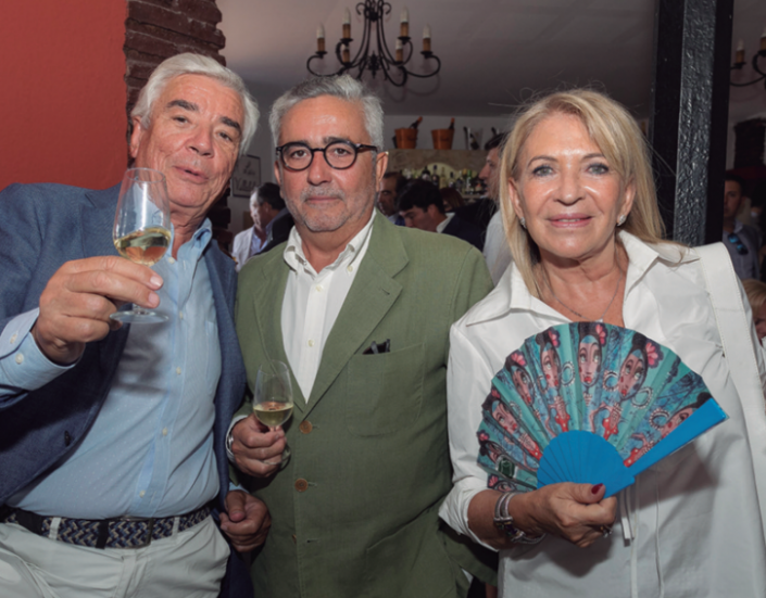 Conchi Guerra, flaunting the fan which the board of directors of the “peña” wanted to surprise women with, together with her husband Luis Blanco and Paco Burgos.