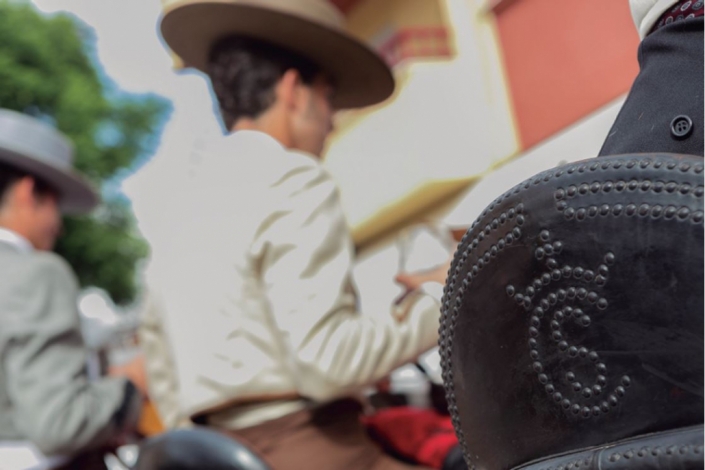Details of the cantle of a horsewoman saddle, with the emblematic western bit of the late rancher Salvador Cortés García. He is always present.