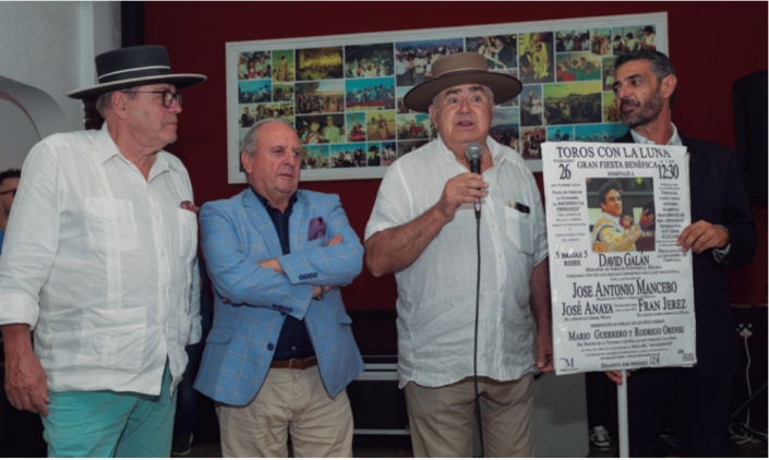 Juan Manuel del Pozo together with the bull-fighting fans Alfonso Gabernet, Paco Peñafiel and the president of the Peña Caballista, Eduardo López-Ayala, presented the Charity Bulls with the Moon poster.