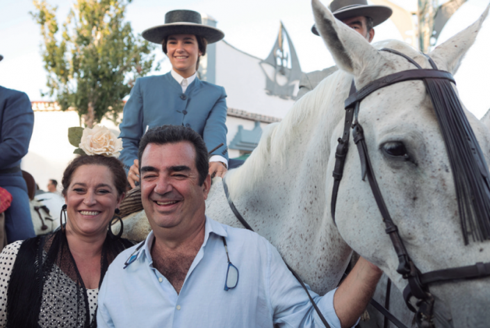 Proud and happy parents Rocío Suárez and David Fernández, next to their daughter, Carmen, a very responsible student who loves to ride as a horsewoman