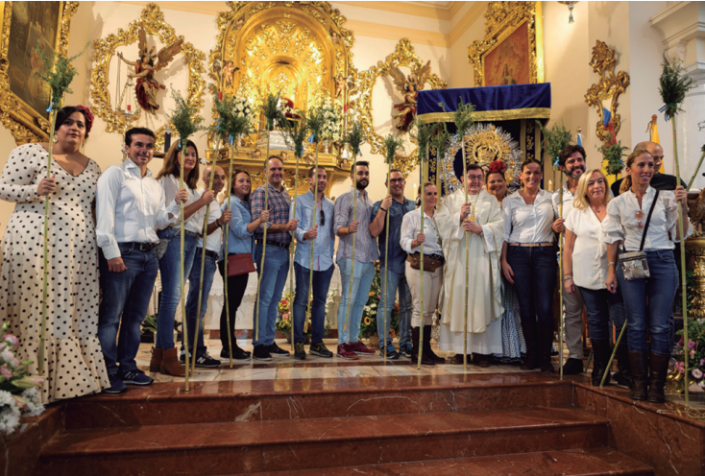 The local authorities, members of the Archicofradía del Rosario Coronada, and parish priest Don Roberto, just before the Virgin’s departure to the romería.