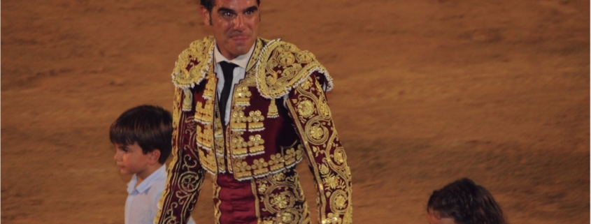The bullfighter from Estepona, Salvador Vega, went around the arena after his triumph accompanied by his children to whom he had dedicated the bull previously.