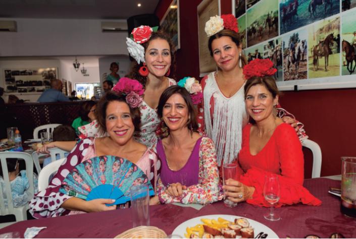 Marta, Begoña, Patricia and Elisa Pérez next to Claudia Lacobellis. Beautiful girls!
