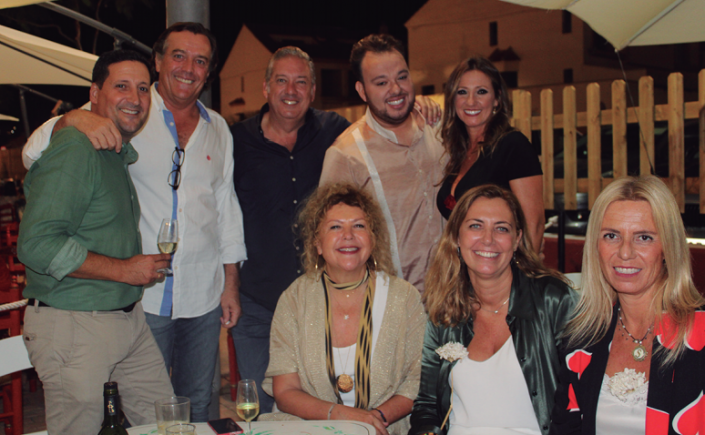 From left to right, Miguel Cascajo, Álvaro Mújica, Jesús Altamirano, the great artist Hoffman, Belén Vilar, Rosa Gómez, Eva Picazo and Sonia Vera. We will not run out of fun here!