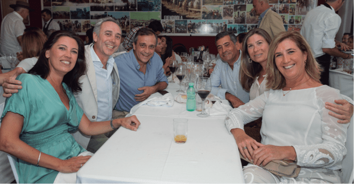 ¡Buena reunión! Luis Barea y Esther Martín junto a José Segura y Toñi Cazalla, además de Cristina Castillo y David Méndez.