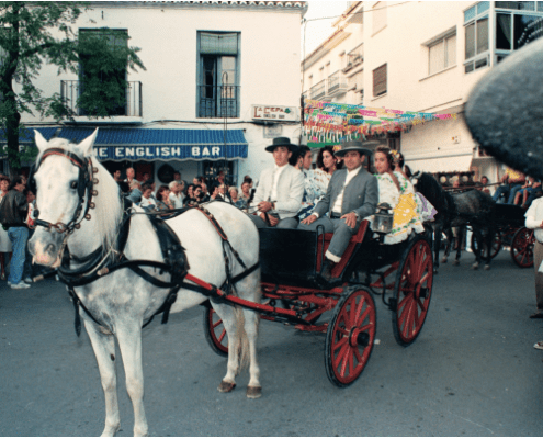 Carlos Morales, muy joven, junto a su padre desfilan en el coche de caballo tras la Misa Flamenca celebrada en la Plaza de la Constitución.
