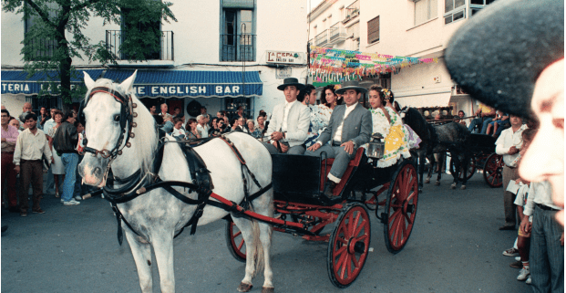 Carlos Morales, muy joven, junto a su padre desfilan en el coche de caballo tras la Misa Flamenca celebrada en la Plaza de la Constitución.
