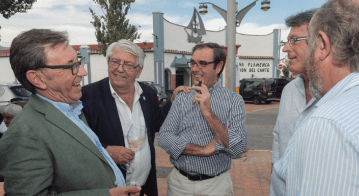 Don Manuel López-Ayala en una apasionada charla entre colegas con los hermanos Miguel Ángel y José Luis de la Cruz.