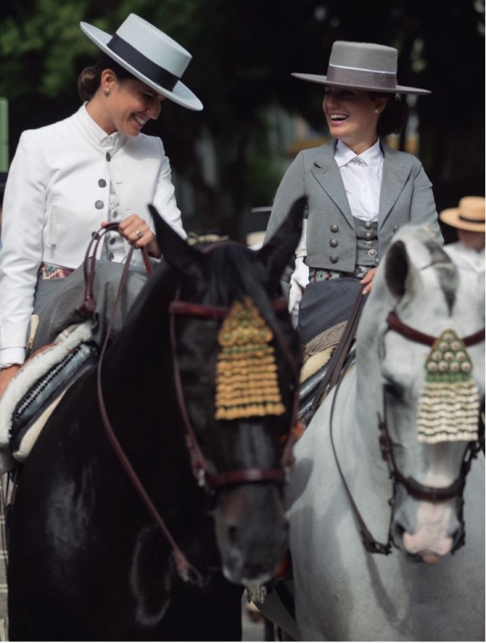 Dos bellísimas amazonas disfrutando enormemente de la IV Fuengirola a Caballo.