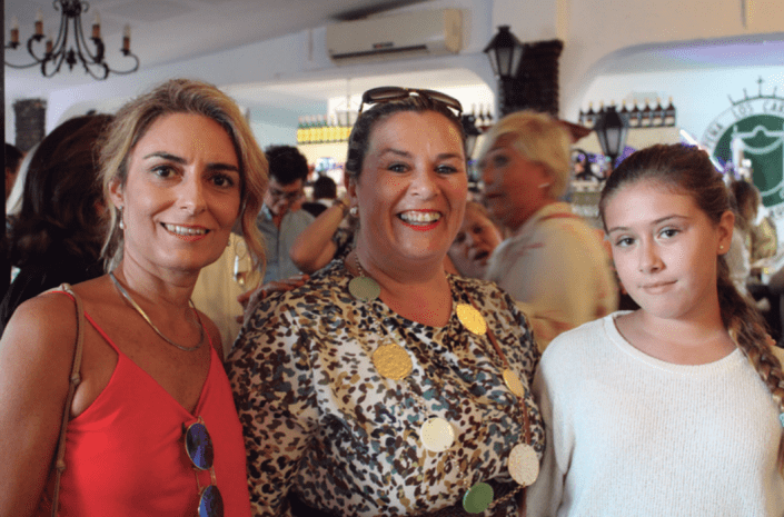 Dos de nuestras colaboradoras Ana Marmolejo y Marta Sánchez-Palencia junto a la jovencísima Mercedes. Gracias por enriquecer nuestra revista con vuestras aportaciones.