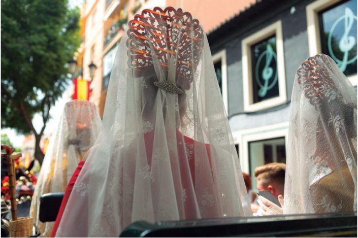 Durante el desfile de los Enganches se lucieron algunas mantillas tradicionales.