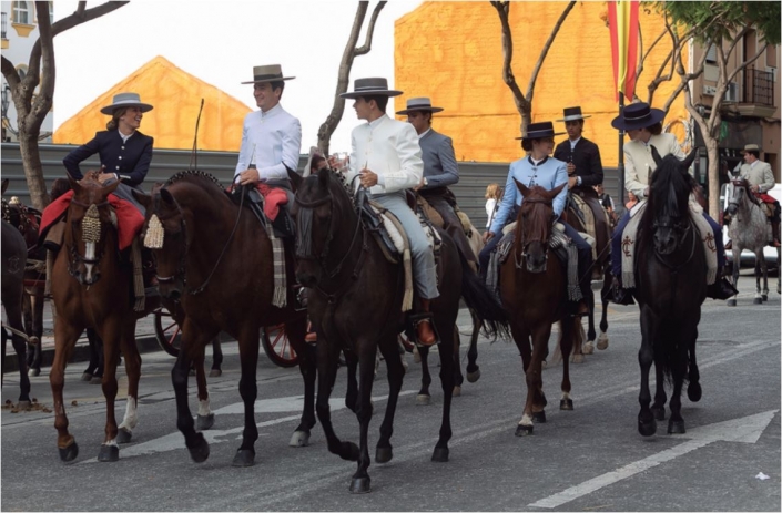 El jinete Miguel Ángel Alconchel, su novia Lucía Real y un amigo paseando con motivo de la IV Fuengirola a Caballo.