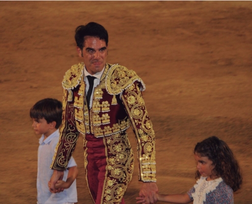 El torero de Estepona Salvador Vega dio la vuelta al ruedo tras su triunfo acompañado de sus hijos, a los que había brindado el toro previamente.