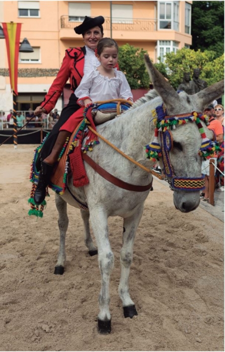 Esta pequeña amazona conquistó al público llevando al concurso a este burro tan bien aparejado.