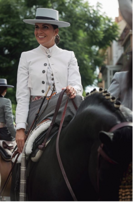 Guapísima esta amazona, que lució muy elegante su chaquetilla blanca.