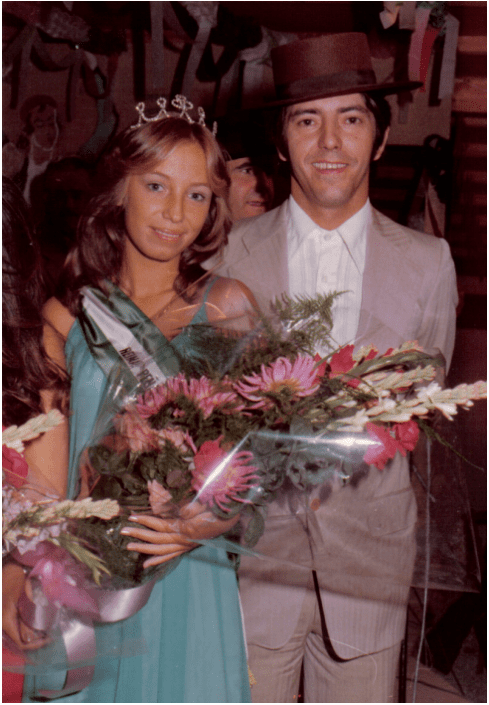 Un jovencísimo Manuel López Ayala, junto a la Reina de la Peña Caballista, Virginia Fiestas.