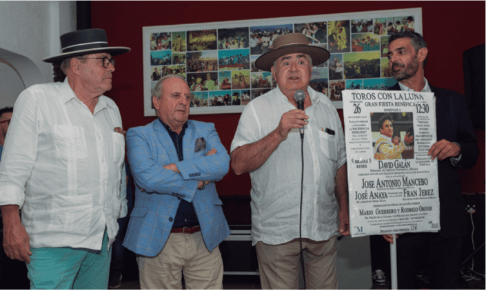 Juan Manuel del Pozo junto a los taurinos Alfonso Gabernet, Paco Peñafiel y el presidente de la Peña Caballista, Eduardo López-Ayala, presentaron el cartel de la Fiesta Benéfica Toros con la Luna.