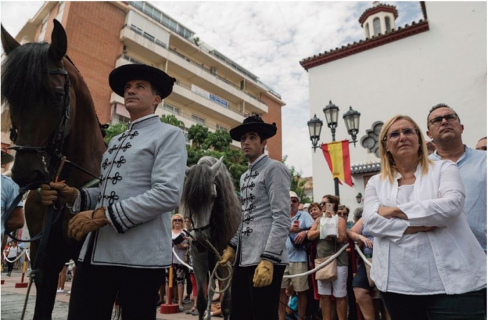 La alcaldesa de Fuengirola, Ana Mula; y el concejal de Cultura, Rodrigo Romero; junto a dos de los participantes en las exhibiciones ecuestres.