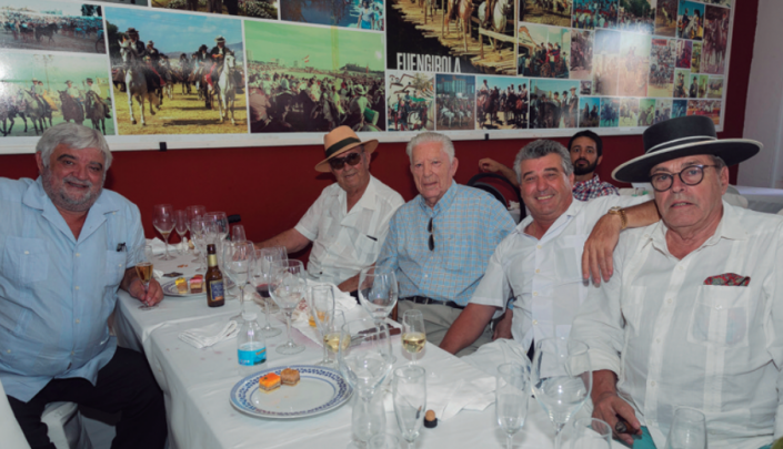 Los socios más veteranos y de mayor prestigio, los que se han ganado la reputación y la admiración de todos. Don Matías Fernández, don José Luis Martín, don Alfonso Gabernet, don Juan Antonio Rodríguez y nuestro querido Barry.