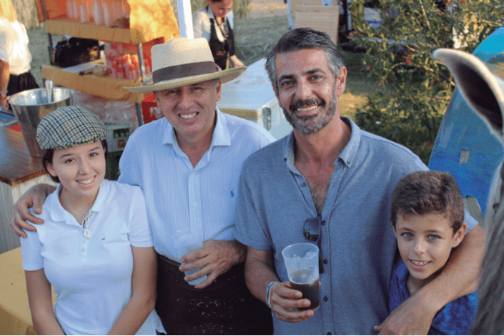 Lucía y su padre, José Altamirano, junto a Eduardo López-Ayala con su primogénito, un as con el balón