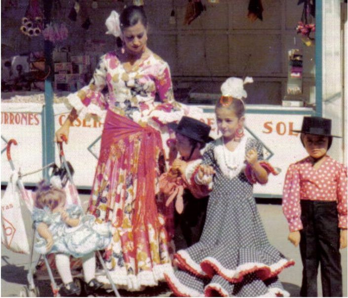 Mª Dolores Bueno Marín, entonces la elegancia personificada, con sus cuatro retoños. Después nacería Pilar