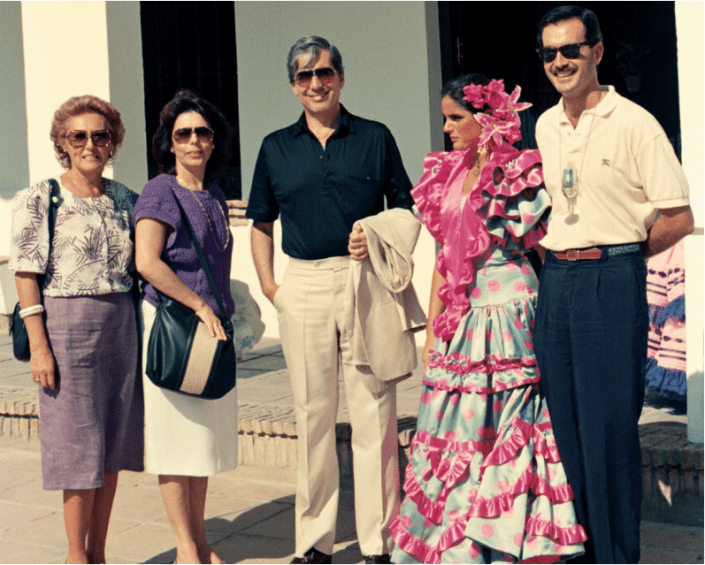 No todo el mundo tiene el privilegio de contar entre sus amigos con un Premio Nobel de Literatura como es el caso de Mario Vargas Llosa y Virginia Fiestas. El escritor peruano, íntimo amigo de la pareja fuengiroleña, ha venido en muchas ocasiones a disfrutar de la feria, los toros y el ambiente. Mario Vargas Llosa siempre nos honra con su visita.