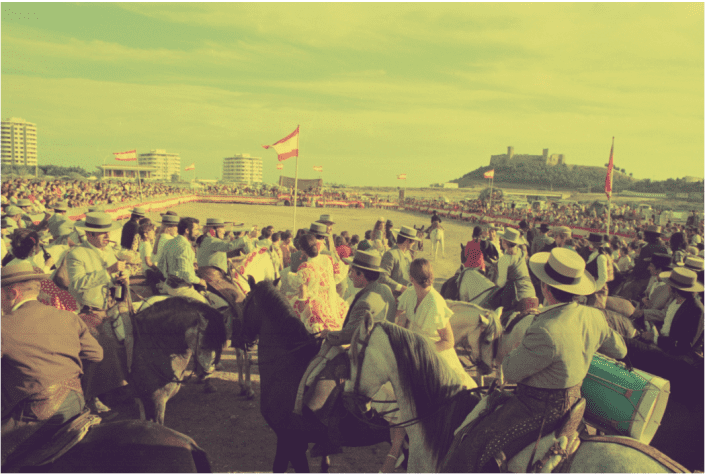 Panorámica del gentío que se congregaba a ver el Concurso de Doma Clásica y Vaquera con motivo de la Feria de Fuengirola.