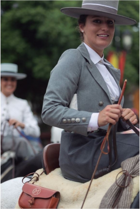 Preciosa la sonrisa de esta otra amazona que vino de fuera para participar en el Concurso de Atalaje y Vestimenta.