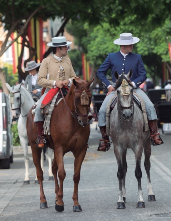 Presumiendo de dos buenos caballos.