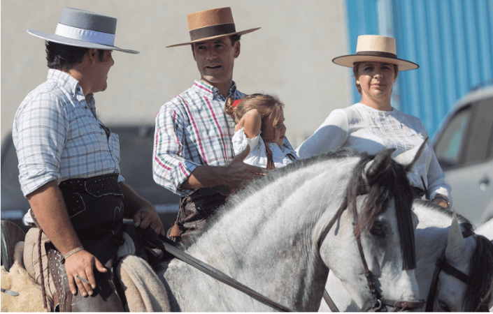 Salvador Jaime, compartiendo su gran pasión por los caballos con su mujer e hija