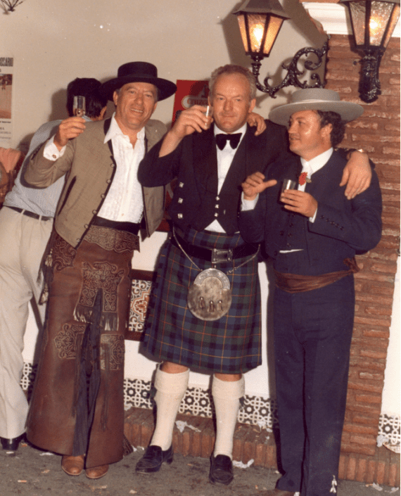 Un visitante escocés, descubriendo la feria entre dos auténticos caballistas.