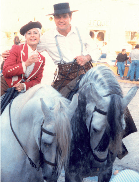 Una joven Maite Portillo, muy guapa y siempre alegre, junto a Francisco Blas Loza, socio de la Peña Caballista.