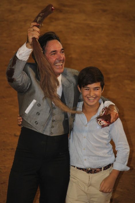 El torero y empresario Sergio Ruiz celebrando su gran triunfo