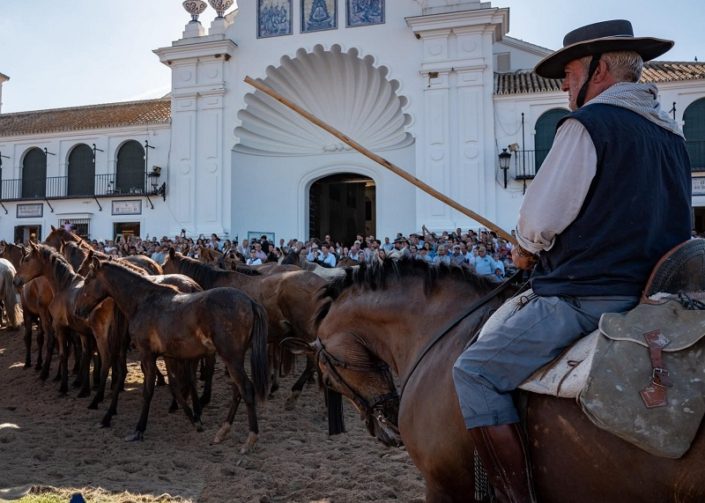 En la Ermita del Rocío los visitantes se agolpan para ver la llegada de las tropas